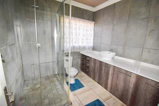 5 Bedroom Property for Sale in Crystal Park Gauteng