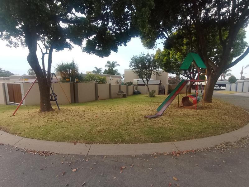 2 Bedroom Property for Sale in Helderkruin Gauteng