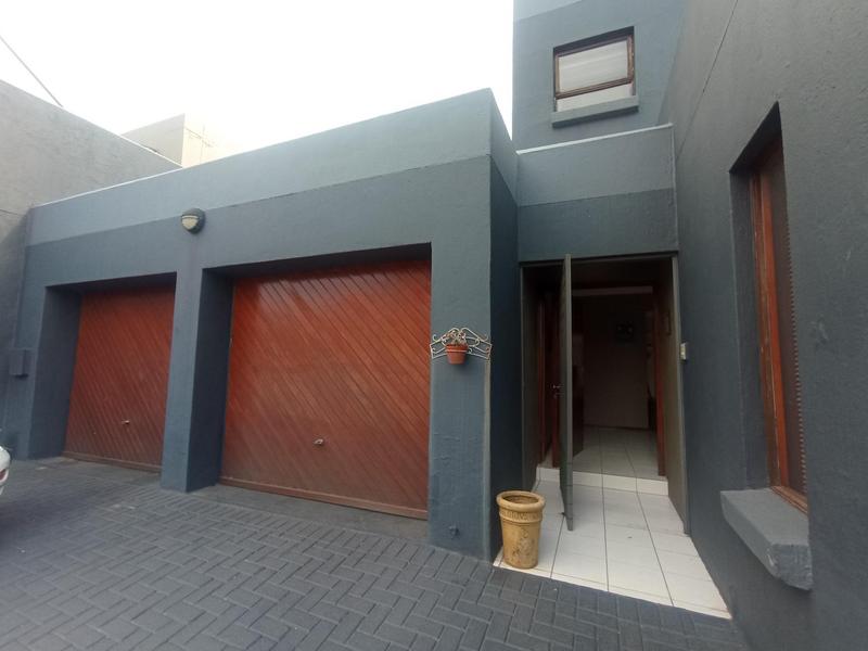2 Bedroom Property for Sale in Helderkruin Gauteng