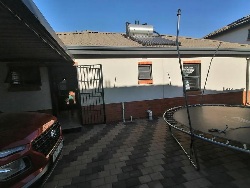 3 Bedroom Property for Sale in Albertsdal Gauteng