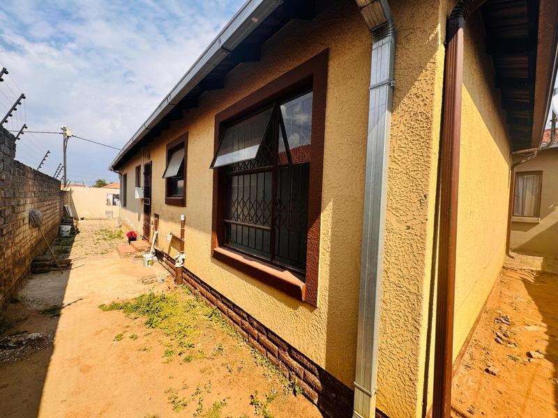 5 Bedroom Property for Sale in Riverlea Gauteng