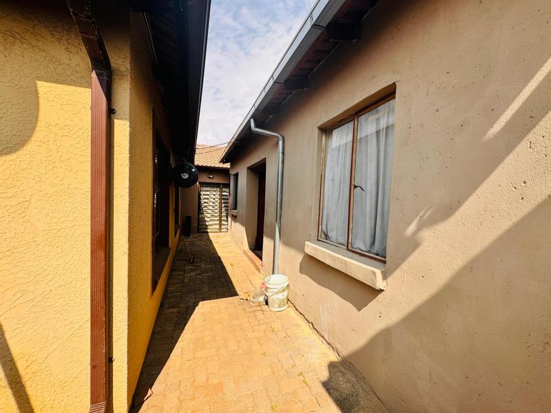 5 Bedroom Property for Sale in Riverlea Gauteng