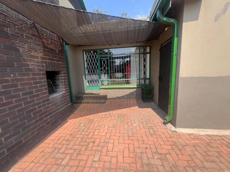 To Let 2 Bedroom Property for Rent in Greenhills Gauteng