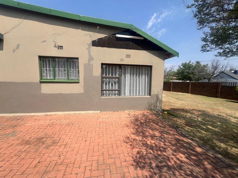 To Let 2 Bedroom Property for Rent in Greenhills Gauteng