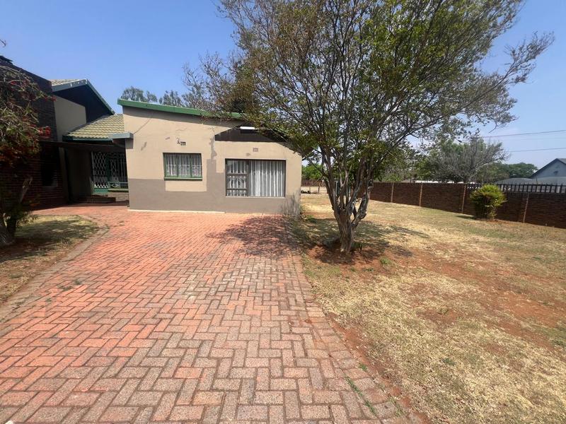 To Let 2 Bedroom Property for Rent in Greenhills Gauteng