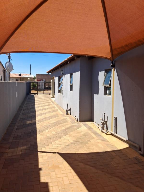 5 Bedroom Property for Sale in Protea Glen Gauteng