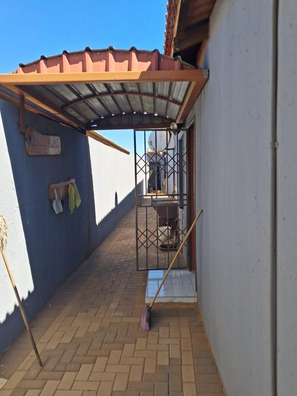 5 Bedroom Property for Sale in Protea Glen Gauteng