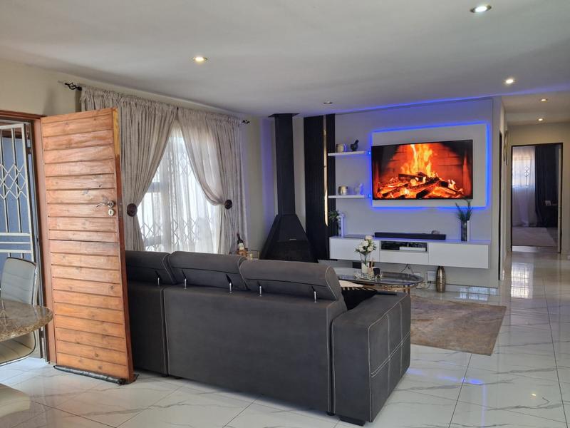 5 Bedroom Property for Sale in Protea Glen Gauteng