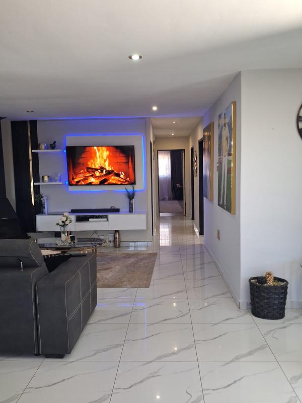 5 Bedroom Property for Sale in Protea Glen Gauteng