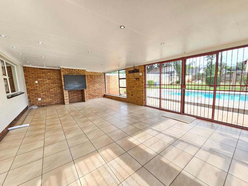 5 Bedroom Property for Sale in Constantia Kloof Gauteng