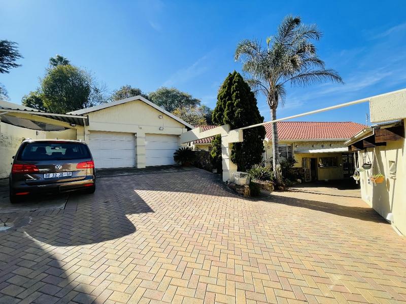 4 Bedroom Property for Sale in Linmeyer Gauteng