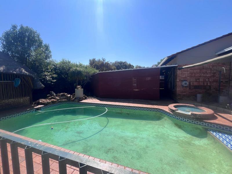 5 Bedroom Property for Sale in Roodekrans Gauteng