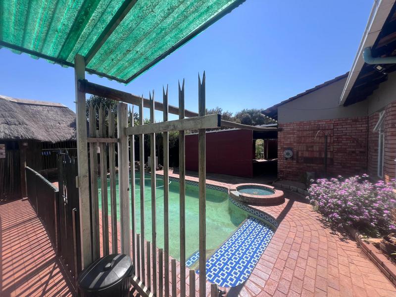5 Bedroom Property for Sale in Roodekrans Gauteng
