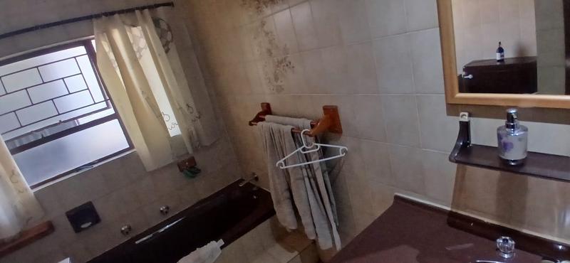 5 Bedroom Property for Sale in Roodekrans Gauteng