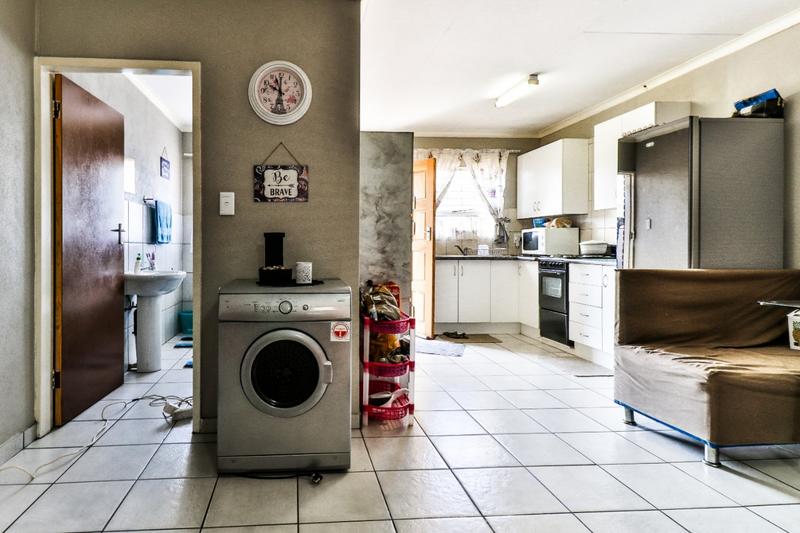 To Let 2 Bedroom Property for Rent in Strubenvale Gauteng