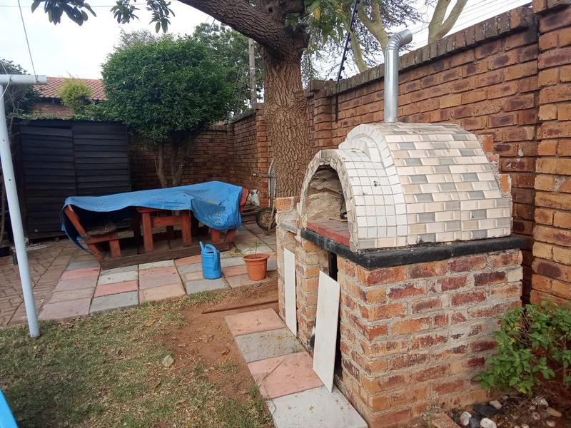 2 Bedroom Property for Sale in Noordwyk Gauteng
