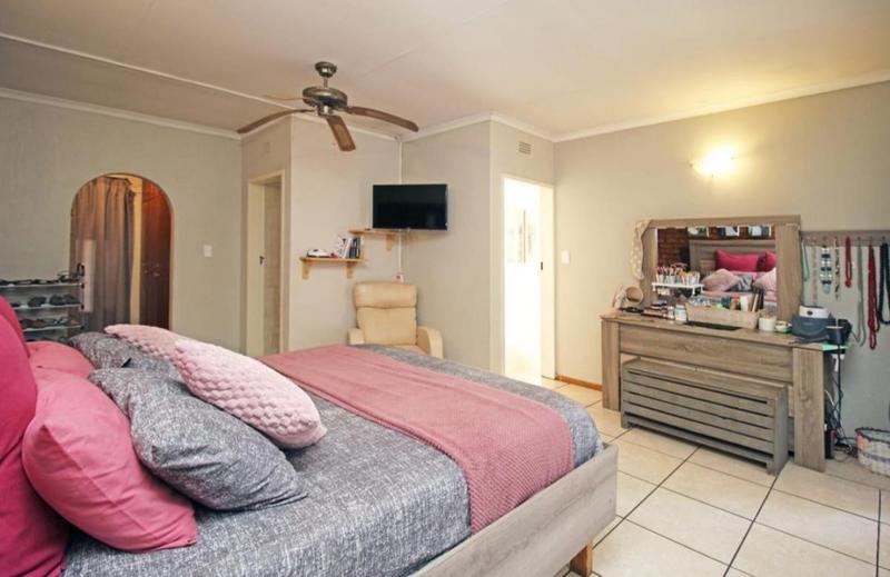 3 Bedroom Property for Sale in Roodekrans Gauteng