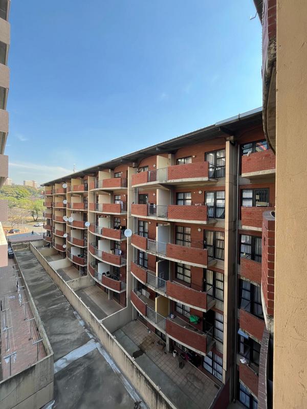 1 Bedroom Property for Sale in Milpark Gauteng