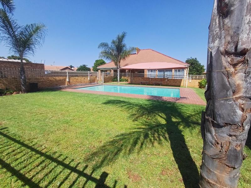 To Let 2 Bedroom Property for Rent in Eldoraigne Gauteng