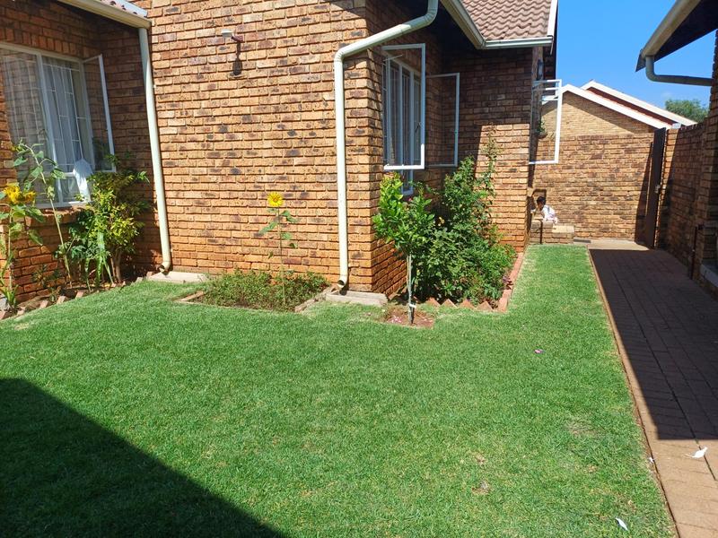 To Let 2 Bedroom Property for Rent in Eldoraigne Gauteng