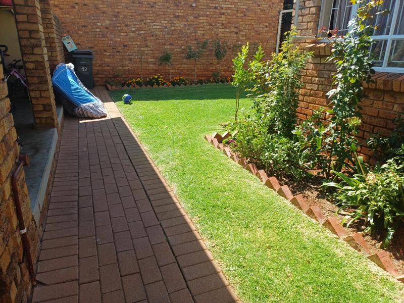 To Let 2 Bedroom Property for Rent in Eldoraigne Gauteng