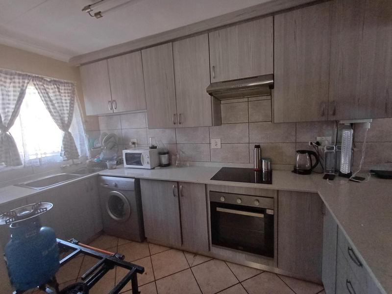 To Let 2 Bedroom Property for Rent in Eldoraigne Gauteng