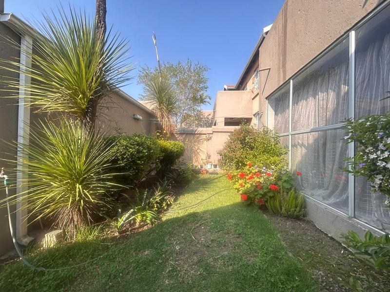To Let 2 Bedroom Property for Rent in Vorna Valley Gauteng