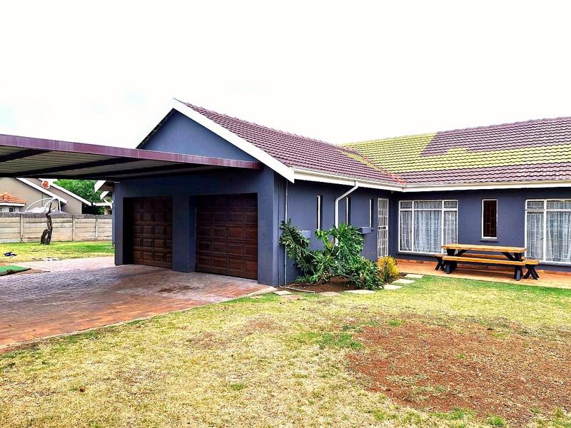 To Let 3 Bedroom Property for Rent in Glen Marais Gauteng