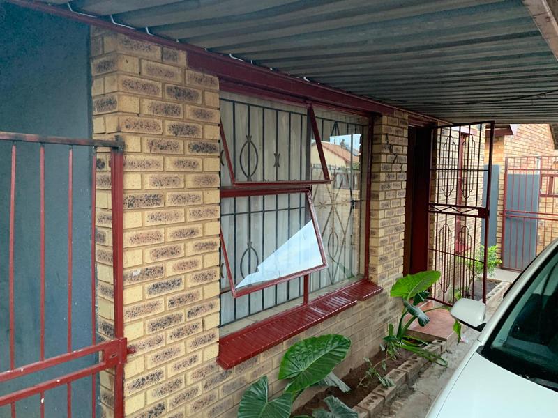 2 Bedroom Property for Sale in Ililiba Gauteng
