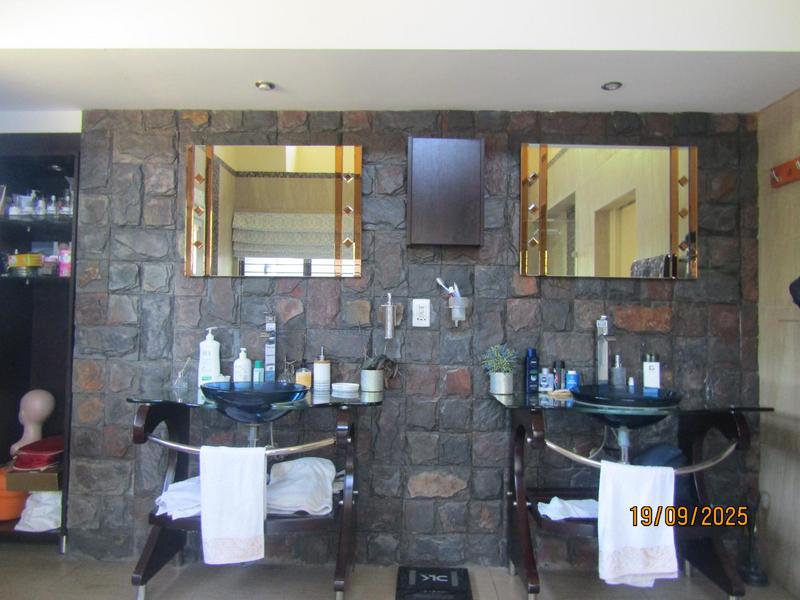 4 Bedroom Property for Sale in Fontainebleau Gauteng