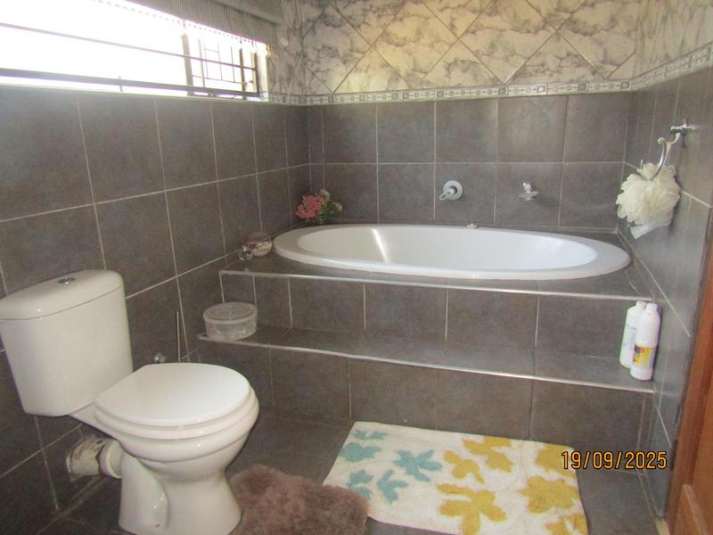 4 Bedroom Property for Sale in Fontainebleau Gauteng