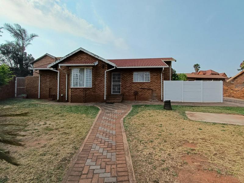 6 Bedroom Property for Sale in Laudium Gauteng