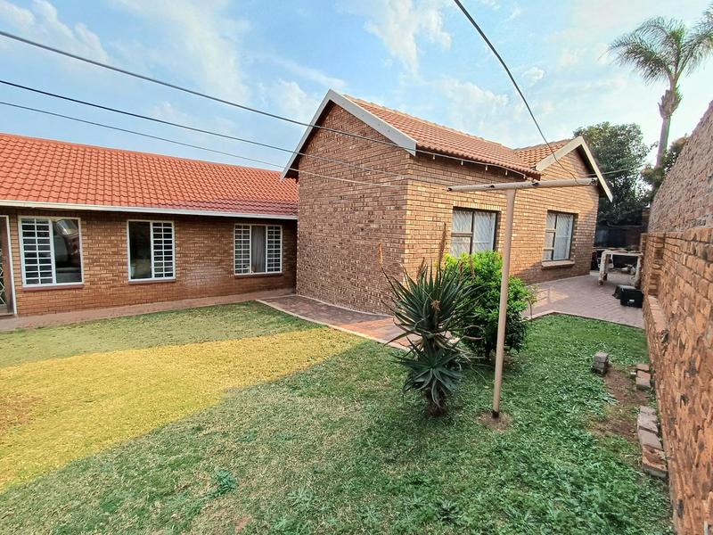 6 Bedroom Property for Sale in Laudium Gauteng