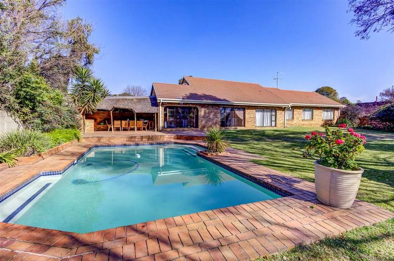 4 Bedroom Property for Sale in Parkhill Gardens Gauteng