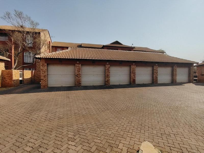 To Let 2 Bedroom Property for Rent in Die Hoewes Gauteng