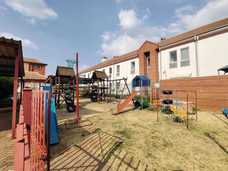 To Let 2 Bedroom Property for Rent in Die Hoewes Gauteng