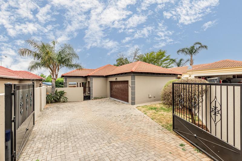 3 Bedroom Property for Sale in Ruimsig Gauteng