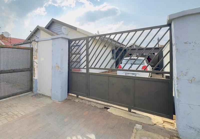 4 Bedroom Property for Sale in Mmesi Park Gauteng