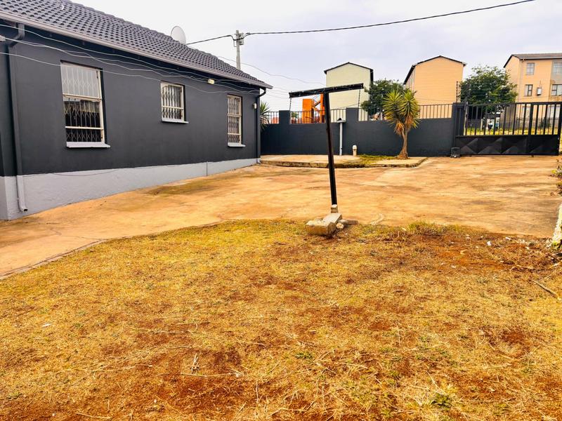 To Let 3 Bedroom Property for Rent in Fleurhof Gauteng
