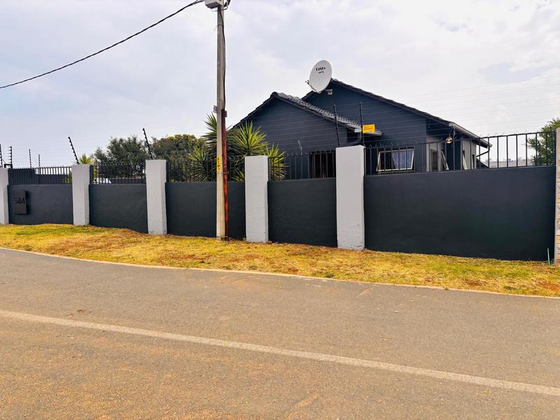 To Let 3 Bedroom Property for Rent in Fleurhof Gauteng