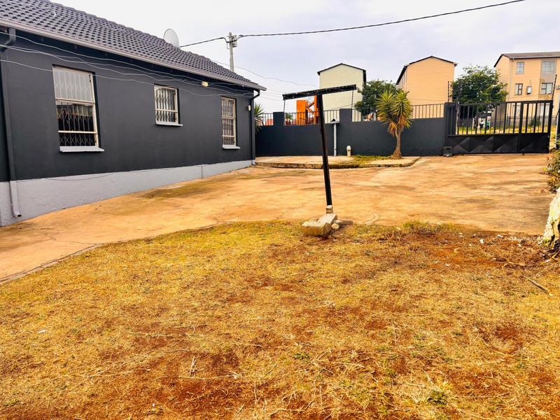 To Let 3 Bedroom Property for Rent in Fleurhof Gauteng