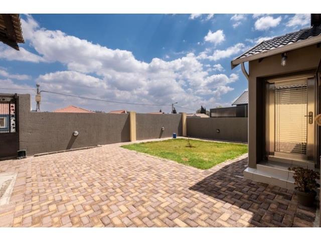 To Let 3 Bedroom Property for Rent in Fleurhof Gauteng