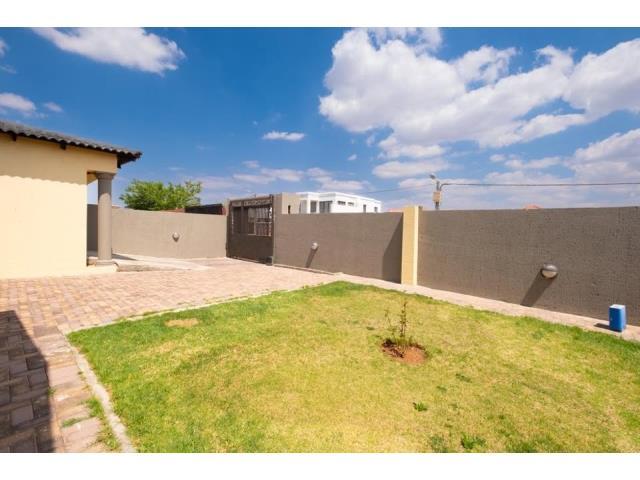 To Let 3 Bedroom Property for Rent in Fleurhof Gauteng