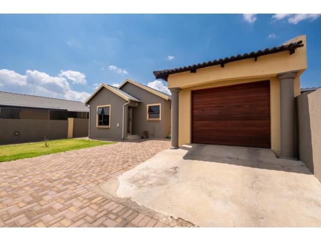 To Let 3 Bedroom Property for Rent in Fleurhof Gauteng