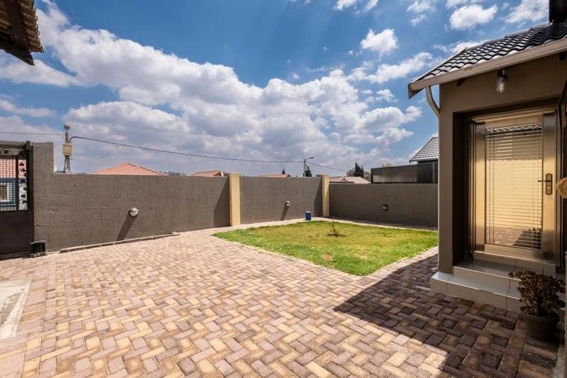 To Let 3 Bedroom Property for Rent in Fleurhof Gauteng