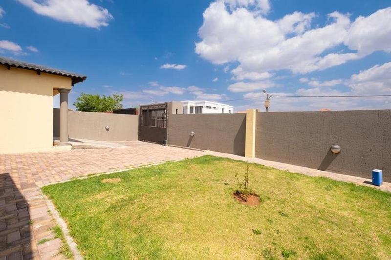 To Let 3 Bedroom Property for Rent in Fleurhof Gauteng
