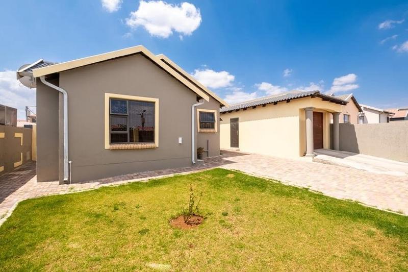 To Let 3 Bedroom Property for Rent in Fleurhof Gauteng