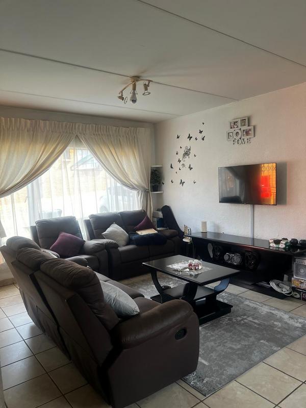 To Let 2 Bedroom Property for Rent in Meredale Gauteng