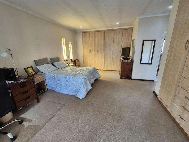 5 Bedroom Property for Sale in Brackendowns Gauteng