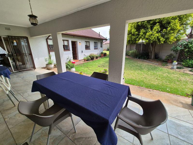 5 Bedroom Property for Sale in Brackendowns Gauteng